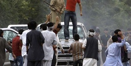 عکس هایی از اعتراض به نیروهای آمریکایی و به آتش کشیده شدن موتر آنان