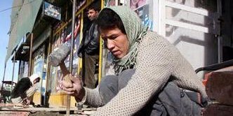 يو کارگر په کابل کښی د پياده رو تزئينی تيګی فرش کوی