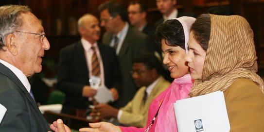 همه آفاق پر از فتنه و شرمیبینم!