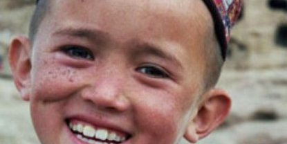 دولت کرزی که در چشمان کودکی حقیر می شود