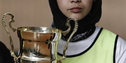 دختری پرورشگاهی برنده مسابقه فوتبال